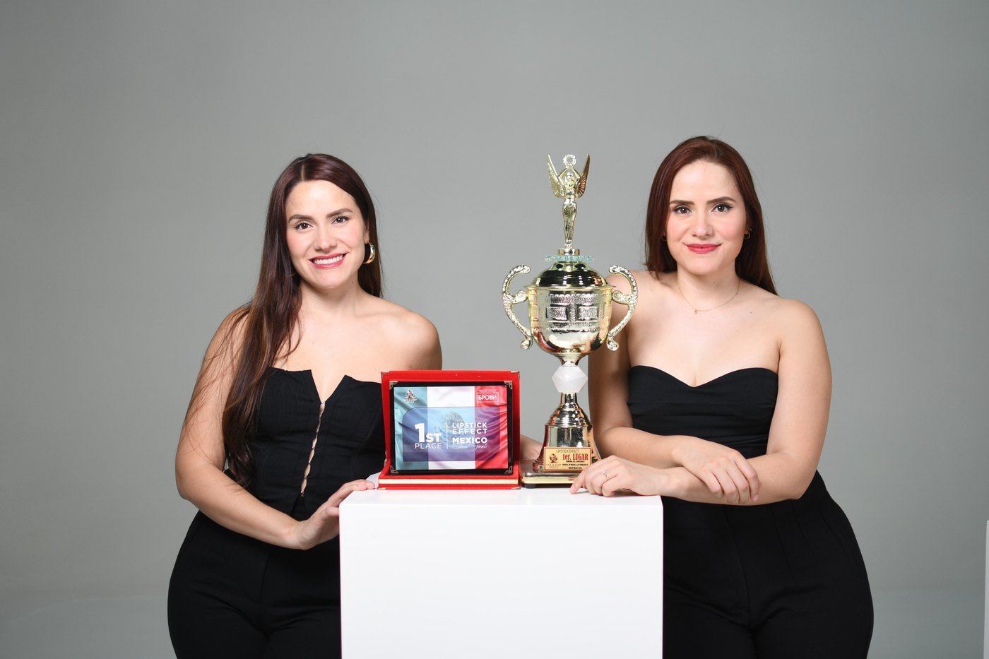 Ana Carmín y María Hernández, gemelas fundadoras de Twin Brows, con su premio de primer lugar Lipstick Effect México
